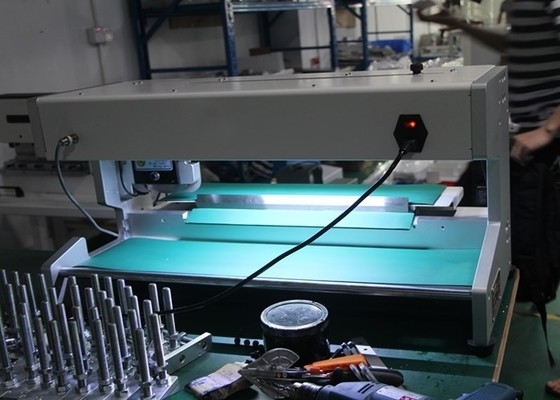 좋은 가격 스테인리스 스틸 PCB 디패널링 장비 400mm 절단 길이 LED 빛 장착 블레이드 이동 PCB 분리기 온라인으로